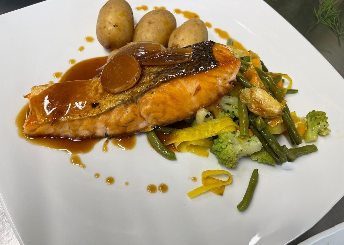 Saumon grillé, légumes et pommes de terre au Cafe Rio